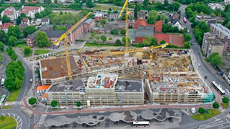 Das 2- bis 4-geschossige Ensemble der Hertener Höfe ist direkt an den zentralen Busbahnhof und die Fußgängerzone angebunden.