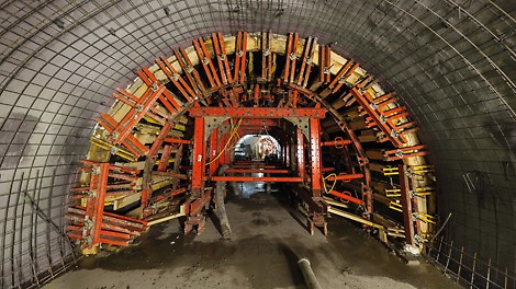 Bednění klenby tunelu vytvořené ze systémů VARIOKIT, GRV a nosníků GT 24.