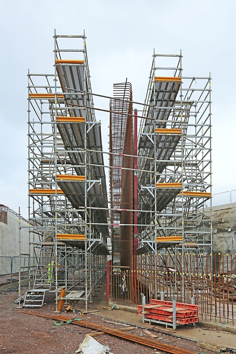 Access across site Multiple access requirements were fulfilled with PERI UP scaffolding.