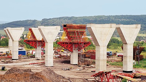 For the 1,083 m long Trmice motorway bridge near Aussig in the Czech Republic, 59 piers were cost-effectively formed using PERI formwork.
