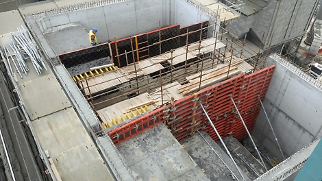 Sklápacie lávky FB boli použité ako ochranné a pracovné lešenie a zároveň slúžili na podopretie stenového debnenia. Medzilávky premosťujú medzery medzi hlavnými lávkami aj pri konštantnom rozostupe kotiev. Na obrázku je vidieť použitie FB lávok pri debnení TRIO