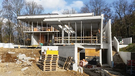 Šesť oporných železobetónových múrov vyrástlo pomocou debnenia MAXIMO s povrchom v najvyššej kvalite pohľadového betónu SB 3. Stropné železobetónové konštrukcie hrúbky 200 mm a 180 mm boli zhotovené stropníkovým nosníkovým debnením MULTIFLEX