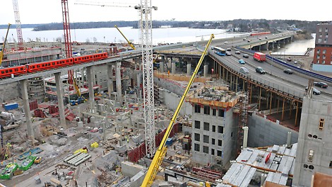 Kalasataman työmaamonttu rakenteilla olevine holveineen, kiipeävine muotteineen ja korkeuksissa viilettävine metrojunineen on vaikuttava näky. 