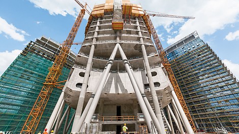 With a height of 220 m, the new office tower of the &quot;Warsaw Spire&quot; building ensemble will be the tallest office building in Warsaw after completion. Two office buildings flank the tower, each 55 m high.