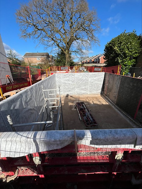 PERI MAXIMO and SWS Waterproofing Integration PERI MAXIMO wall formwork used with SWS-installed BPA waterproofing products, demonstrating PERI UK’s integrated approach to concrete construction.