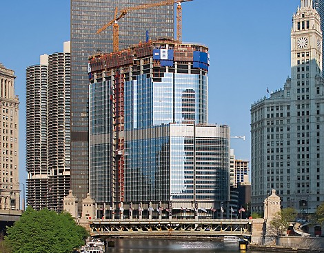 With a height of 415 m, the Trump International Hotel and Tower on the Chicago River is a very impressive skyscraper.