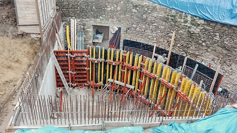Debnenie RUNDFLEX s plynulým nastavením polomeru používané pri debnení stien chodieb na oboch podlažiach