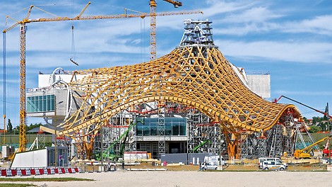 The tent-like roof construction reached a height of 77 m. For the up to 32 m high PERI UP Rosett shoring towers, adapting to the complex roof geometry was carried out using system components from the VARIOKIT engineering construction kit.