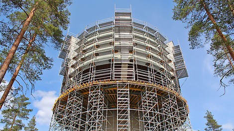 GT-palkeista ja vanerista rakennetulta työtasolta käsin tehdään juuri- ja kartio-osien korjaustyöt.