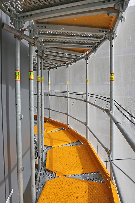 PERI UP Easy on The Link Project, London. It was predicted that access installation would take 16 weeks using traditional scaffolding methods. With the PERI UP Easy system, it was completed in just four weeks, reducing installation time by 75%.