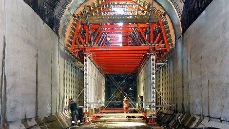 Holvimuottirakenteeseen laitettiin muotin siirron ajaksi aputukia, jotta siirto ei aiheuttaisi muottiin muodonmuutoksia.<br/>