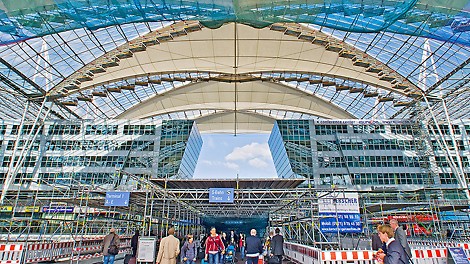 Replacing the membrane was carried out during ongoing daily airport operations. Maximum safety was ensured through a large-area protective roof construction installed at the height of the forum area in addition to the safety netting underneath the scaffolded roof sections.