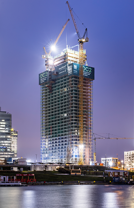Einsatz von modernsten PERI Schalungs- und Gerüstsystemen Der Bau des DC Tower 2 in Wien schreitet mit Hilfe modernster PERI Schalungs- und Gerüstsysteme zügig voran. Die imposante Struktur wächst in den Himmel und symbolisiert den Fortschritt innovativer Bauweise.