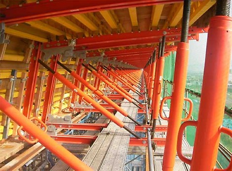 現在大阪市交野市において、既設ピア上部に函梁（全長592m）を建設<br/> 