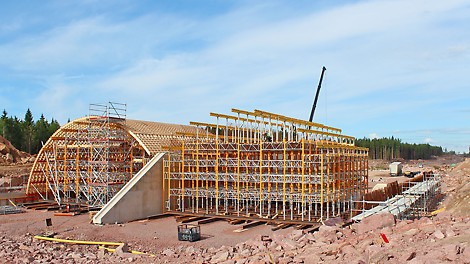 MULTIPROP-tukitornit muodostivat kaarevan kokonaisuuden yhdessä liimapuukaarien kanssa.