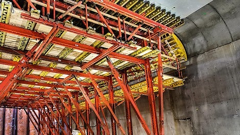 As far as possible, the PERI planning includes the use of standard system components. For the special shape of the arch, the team developes a project-specific formwork solution.