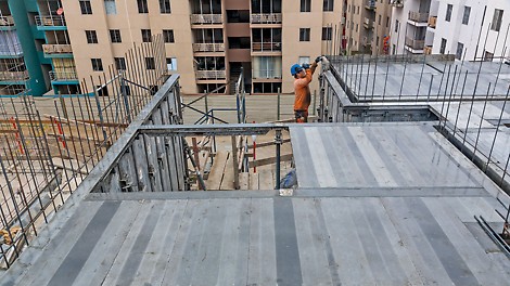 The slab formwork with the surrounding profiled edge is quickly installed - only a hammer is required.<br/>