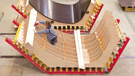 Na sala de montagem da PERI, os elementos de forma 3D foram montados com precisão. A precisão dimensional extremamente alta significava que um tempo valioso poderia ser economizado durante a formação.