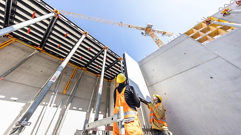 Lekkie polimerowe panele SKYMAX są ergonomiczne i dzięki temu łatwe w obsłudze.