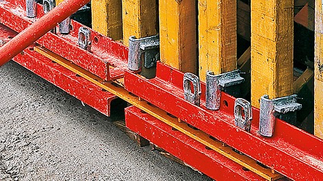 Through the use of VARIO GT 24 couplings for architectural concrete, offset-free plywood joints on the elements could be achieved.