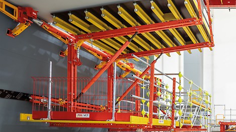 Stalowe mosty zespolone z odlewaną na miejscu płytą jezdną mogą być budowane przy użyciu systemu VCT VARIOKIT Composite Track bez konieczności stosowania przejezdnego deskowania stropowego. Ponadto nie jest wymagane późniejsze zamykanie przepustów w płycie jezdni, co poprawia jakość płyty.