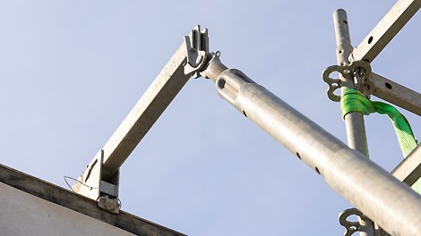 Durch die Galgenkonstruktion als Montagehilfe stand die Außenschalung sicher, auch bei engem Arbeitsraum.