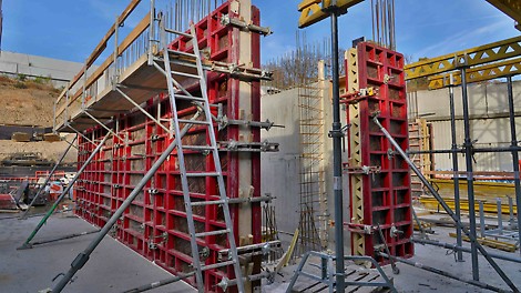 Stěnové bednění MAXIMO opatřené pracovními lávkami.