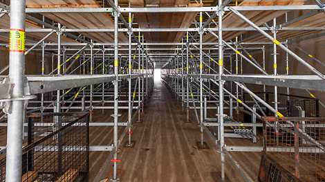 De dekken zijn gerealiseerd door middel van het modulaire PERI UP Flex ondersteuningssysteem.