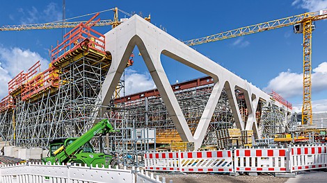 Markenzeichen der AirportAcademy ist das umlaufende Betonfachwerk über zwei Geschosse hinweg, das die Rollfeldgeometrie des Münchner Flughafens widerspiegelt.