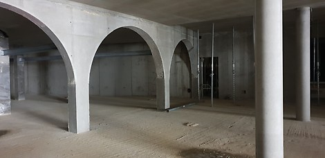 Pre dosiahnutie pohľadového betónu na viditeľných plochách stien bez ich dodatočnej úpravy bola na rámové debnenie TRIO pripevnená špeciálna fólia na odvedenie prebytočnej vody z betónu, čím sa dosiahol jeho „bezbublinkový“ povrch.