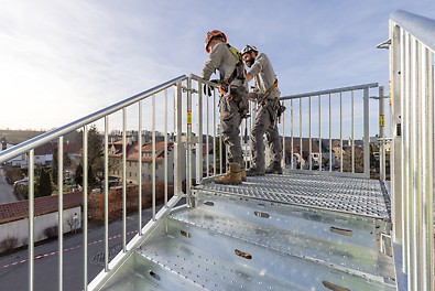 Con PERI UP Public, las escaleras y puntos de acceso pueden montarse de manera flexible y práctica, sin necesidad de componentes adicionales para áreas públicas.