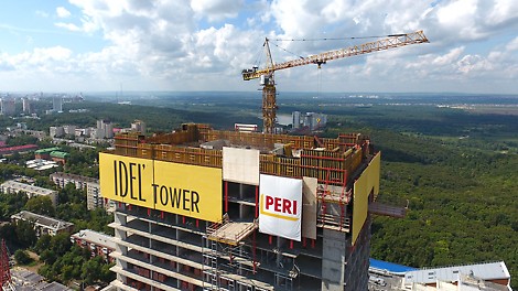 Для возведения отвесной стены, расположенной с двух сторон здания, использовались консольно-переставные платформы CB 240. Платформы перемещаются на следующую захватку вместе с установленной на них опалубкой. 