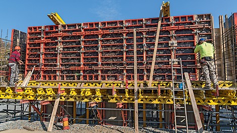 Stěnový systém bednění DOMINO pro bednění opěry.