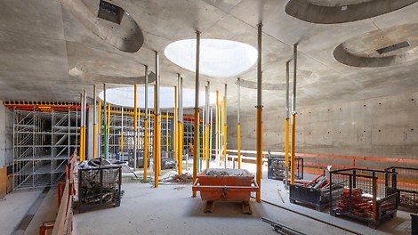 Augenfälliges Merkmal des neuen Endbahnhofs Martinsried stellen neben den vielen Sichtbetonoberflächen die zellenförmigen Deckenöffnungen dar.