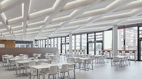 Für die Casinodecke entwickelten PERI Ingenieure eine Sonderschalung, die später mit insgesamt 64 werkseitig vormontierten verschiedenen rautenförmigen Aussparungskästen umgesetzt wurde.<br/>(Foto: Thilo Ross)