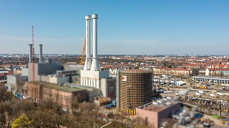 Deutschlands größte Geothermieanlage am Energiestandort Süd der Stadtwerke München (SWM) wurde Mitte 2025 um einen Wärmespeicher erweitert, der Anfang 2026 in Betrieb gehen soll.