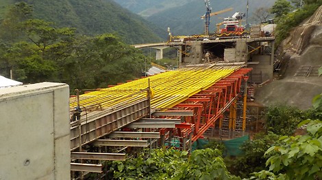 Celosías VARIOKIT apoyadas sobre torres MULTIPROP para la realización de viga cajón de 19.6m de Luz.