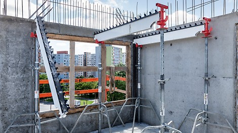 Na pohľadové steny bola nasadená kombinácia debniacich systémov TRIO a VARIO.