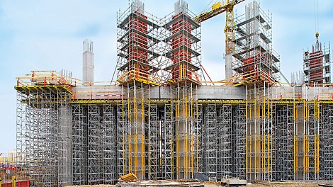 As seções transversais da coluna de 1,40 x 1,40 m foram formadas com TRIO. Para o trabalho de reforço e operações de conformação, o andaime de reforço PERI UP - apoiado em torres MULTIPROP - proporciona máxima segurança.