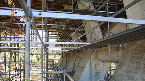 Plataforma de trabalho intermédia<br/>