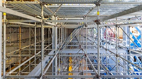 Het modulaire PERI UP systeem werd toegepast als ondersteuning bij de vloeren, met hoge veiligheid en flexibiliteit op de bouwplaats. 