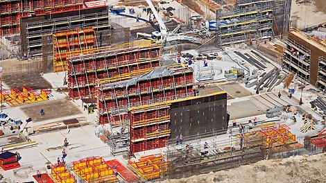 Sistemi zidne oplate TRIO, VARIO GT 24 i RUNDFLEX optimalno se kombiniraju s PERI UP sistemom skele prilikom montaže visokih zidova. 