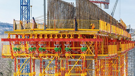Bezpečnostní systém PROKIT zajišťoval pracovníkům na stavbě nepřetržitou ochranu před pádem z výšky.