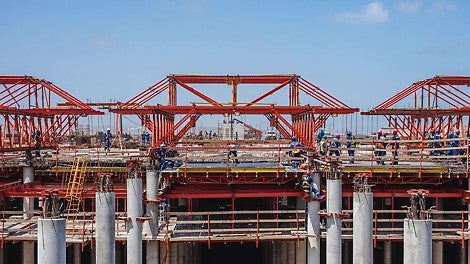 Instead of a conventional slab formwork solution, the engineers designed a construction variant borrowed from bridge building using formwork carriages. Thereby, the table-like slab formwork was supported by a VARIOKIT framework construction.