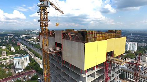 Выносные площадки, смонтированные со всех сторон здания, позволяют строителям быстро и без проблем перемещать опалубочные столы на следующий этаж и подавать необходимое оборудование.