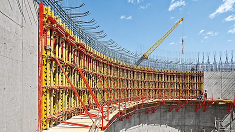 Ar pašattīrošos vītni aprīkots regulējamais profils ātri ļauj regulēt paneļa izliekumu objektā.