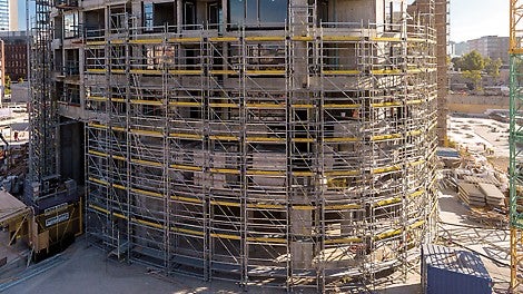 The lower, 25-metre-high section of the scaffolding solution was erected using PERI UP Flex falsework, which impressed the customer with its high load-bearing capacity and flexibility.<br/>
