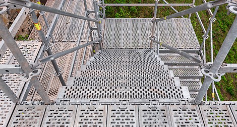 Integrierte Zugangstechnik im metrischen PERI UP Systemraster: 1,25 m breite Treppenläufe und die übergangslose Anbindung an die Arbeitsebenen sorgen für eine sichere Arbeitsumgebung.