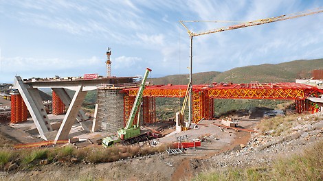 使用VARIOKIT核心组件和系统组件，为桥梁系统化地搭建大跨度的桁架及高强支撑塔架。