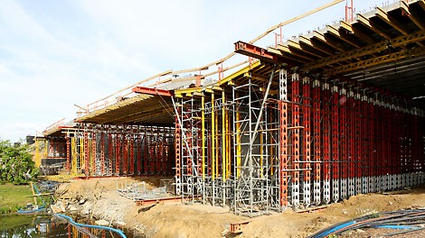 Podparcie belek Kujan za pomocą systemu HD 200 pozwoliło zmniejszyć nakłady na przygotowanie podłoża, a także przyspieszyć montaż podparcia ustroju nośnego. <br/>